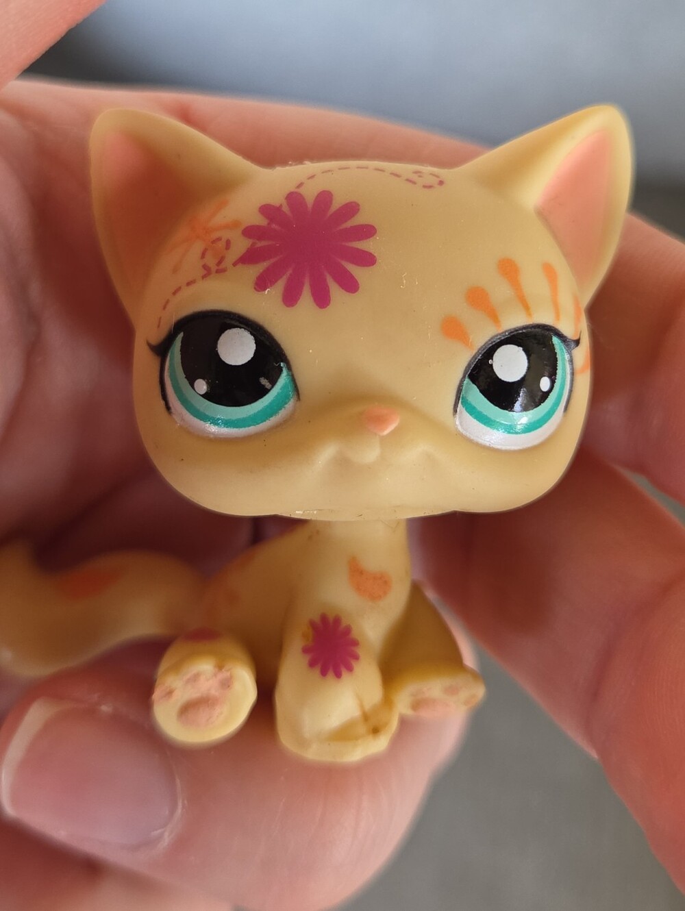 2006 Hasbro Littlest Pet Shop Shorthair Sitting Cat #1231 Yellow Pet lps
